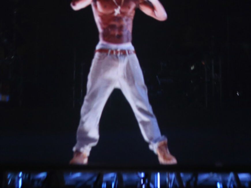 Zum Leben erweckt? Der verstorbene Hip Hop-Star Tupac Shakur auf der Bühne. Ein Hologramm des Sängers sorgte für viel Gejubel ...