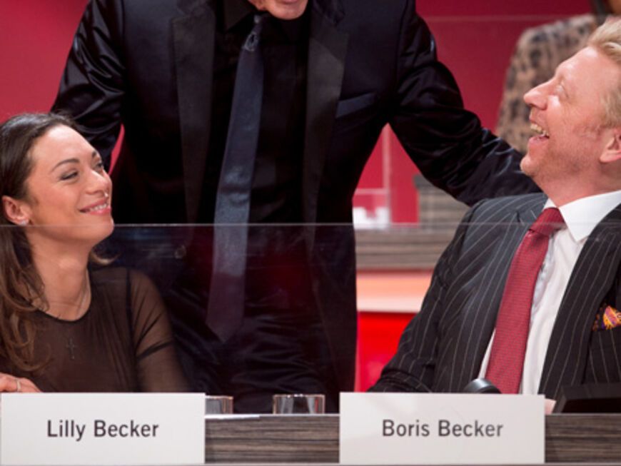 Moderator Jörg Pilawa unterhielt sich mit Lilly und Boris Becker, die am Spendentelefon Platz genommen hatten