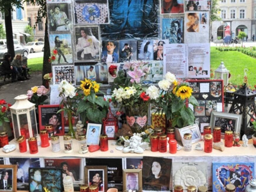 Der Todestag jährt sich: Am 25. Juni 2009 starb Michael Jackson. Noch heute trauern Fans auf der ganzen Welt um seinen Verlust. OK! zeigt noch einmal die besten Bilder aus Jackos Leben. Ein Andenken an einen Superstar


