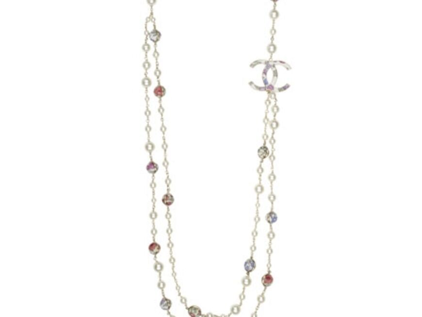 Für den größeren Geldbeutel: Chanel-Kette aus der Sommerkollektion 2009. "Floral printed fabric and metal necklace", ca. 1645 Euro