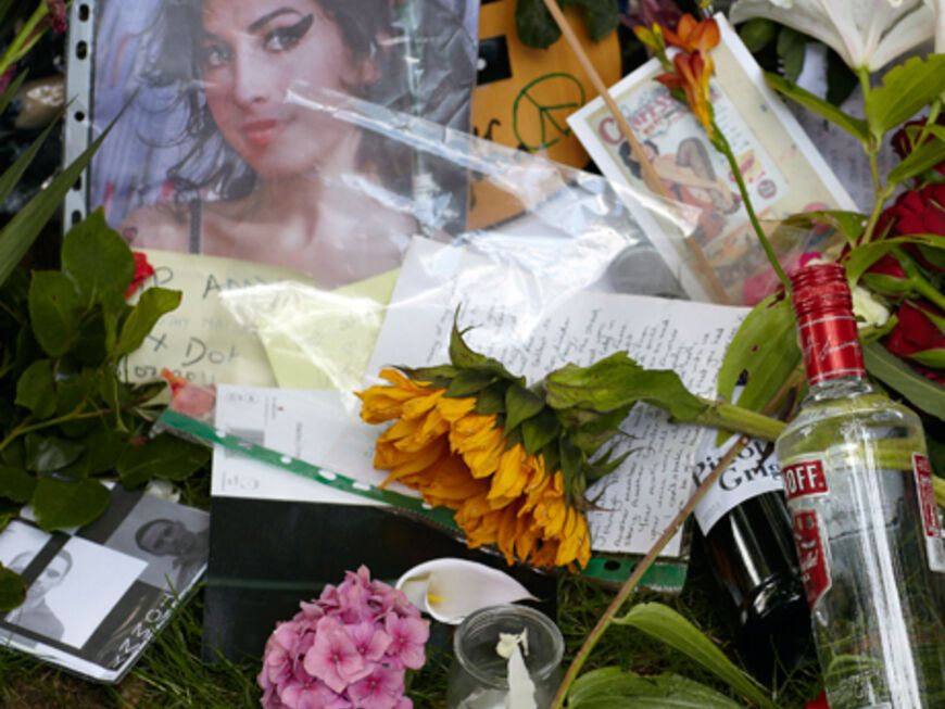 Fans trauern um einen Superstar: Vor Amys Wohnhaus in London wurden Blumen, Briefe und andere Gedenkstücke niedergelegt. Winehouses 2006 veröffentlichtes Album "Back to Black" sprang erneut an die Spitze der Charts!