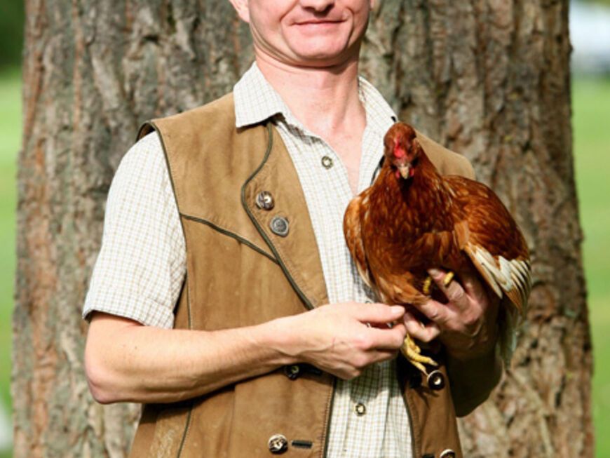 Der heitere Hühnerwirt Jürgen, 42, aus Oberfranken lebt mit seinem Onkel auf einem Hof mit knapp 1000 Hühnern und Küken, 70 Enten, 30 Hasen und 5 Meerschweinchen´ 

