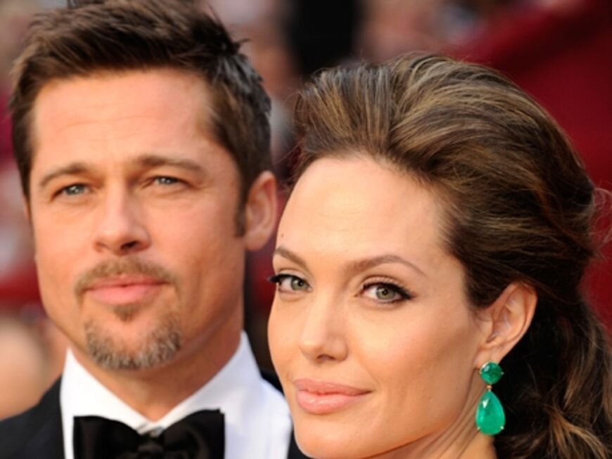 Jolie trug ein schlichtes schwarzes Kleid und edle Smaragd-Ohrringe. Gegenüber dem "People"-Magazin scherzte Pitt, die Kinder "werfen gerade Spagetthi gegen die Wand". Jolie sah die Verleihung als eine Art Date