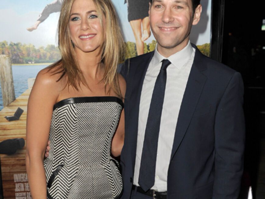 Eine gut gelaunte Jennifer Aniston zeigte sich am Donnerstag, 16.2., in Kalifornien an der Seite ihren "Wanderlust"-Filmkollegen Paul Rudd. Aber auch ihr Lover Justin Theroux ließ sich blicken ...