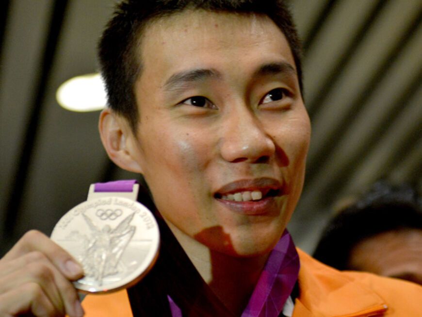 Badminton-Spieler Lee Chong Wei freut sich über Silber. Schade, für eine Goldmedaille hätte er von seinem Heimatland Malaysia Goldbarren im Wert von über einer halben Million Euro bekommen!