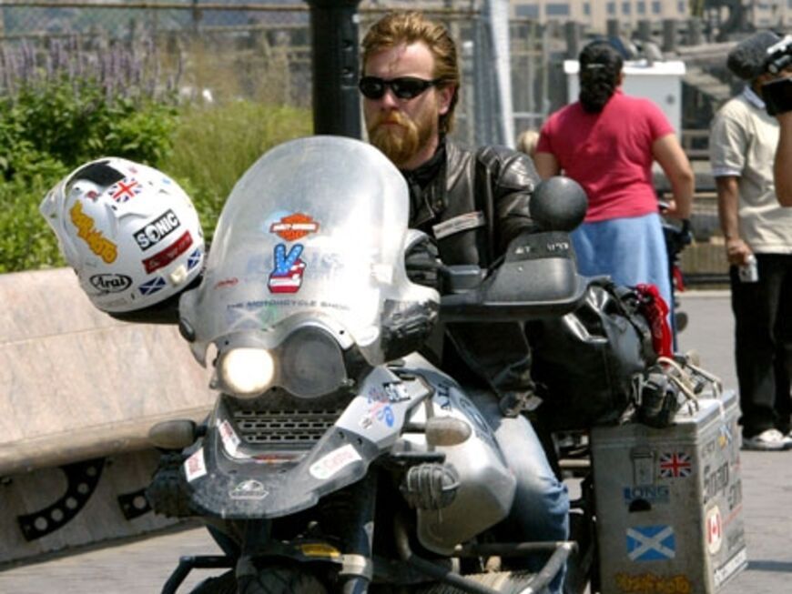 Ewan McGregor tourt mit seiner Maschine über die Straßen