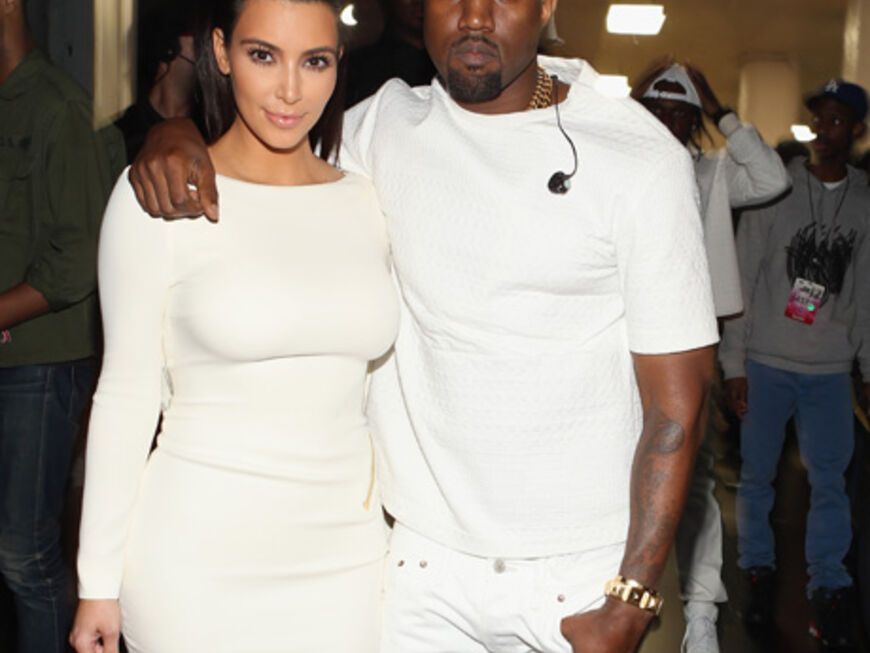 Ein Paar - ein Outfit: Fashionmäßig schwimmen Kim Kardashian und Kanye West auf einer Welle