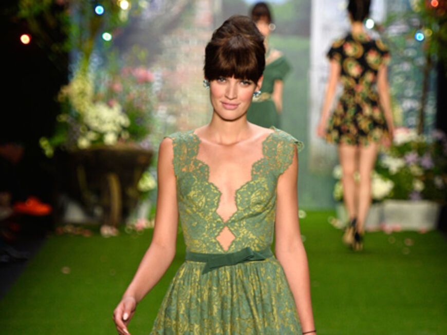Auch Luise begeisterte in diesem grünen Spitzen-Kleid von Lena Hoschek