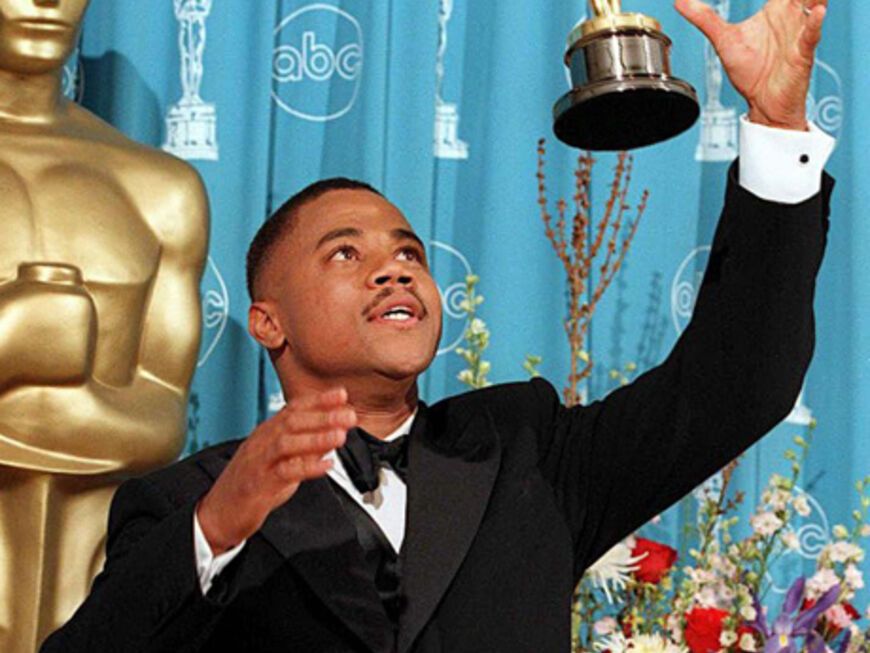 Er wirft ihn in die Luft: 1997 erhält Cuba Gooding Jr. seinen Award als bester Nebendarsteller in "Jerry Maguire"