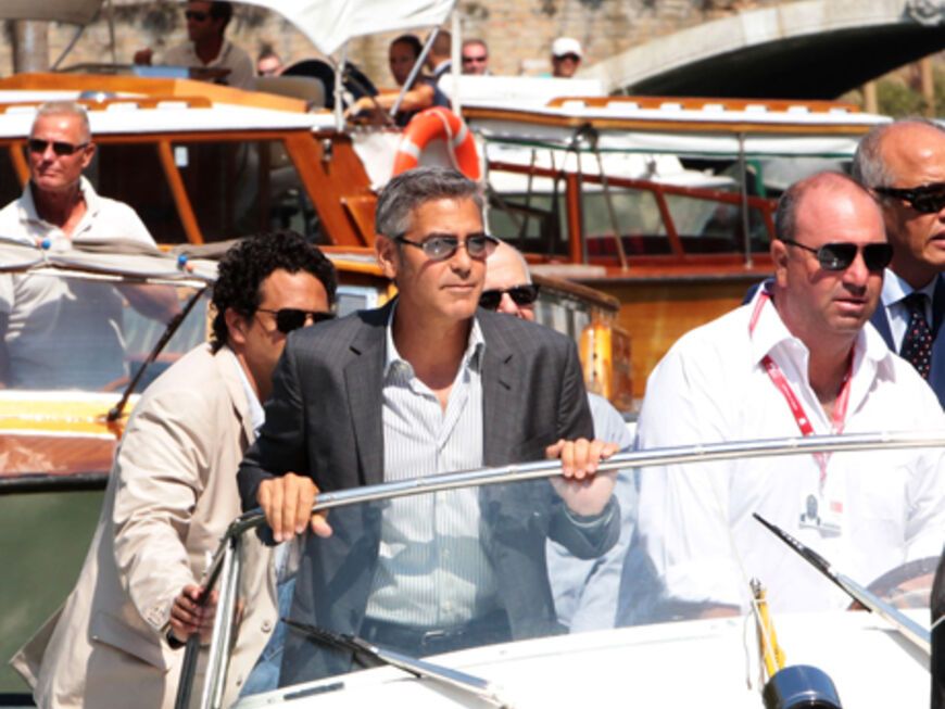 George Clooney kam mit einem Bötchen vorgefahren - Standard bei den Filmfestspielen in Venedig. Dort eröffnet sein Film "The Ides of March" die Festspiele