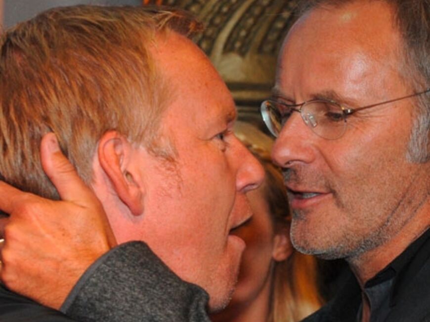 Gute Freunde kann niemand trennen: Reinhold Beckmann umarmt seinen Kollegen Johannes B. Kerner