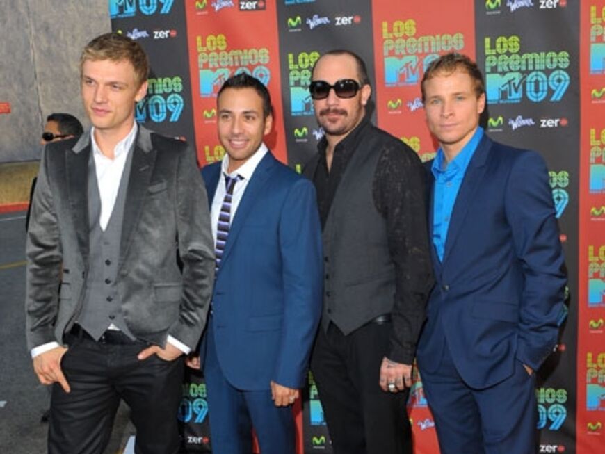 Die Backstreet Boys posieren in schicken Anzügen vor den Fotografen