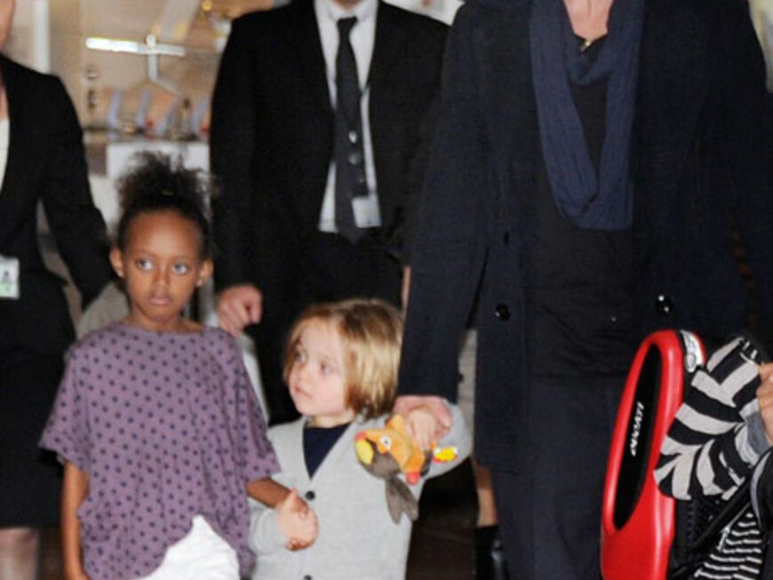 Hier Familien Operhaupt Brad Pitt mit Adoptivtochter Zahara und´ Knox Léon 
