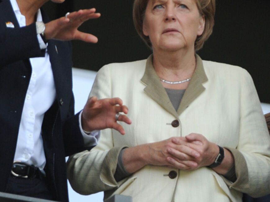 Angela Merkel hört gebannt zu