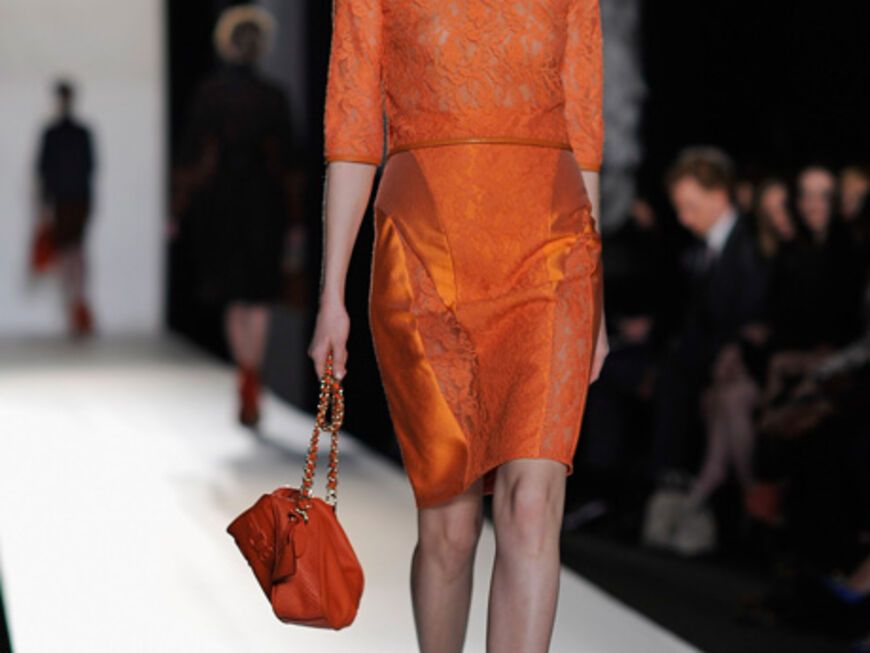Das Trendlabel Mulberry stylt zum orangefarbenen Outfit eine Tasche in der gleichen Nuance.´ 