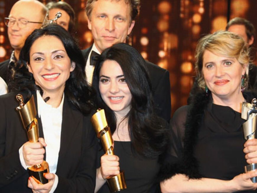 Yasemin Samdereli,  Nesrin Samdereli bekamen die Lola für ihr Drehbuch zu "Almanya - Willkommen in Deutschland". Annie Brunner freute sich mit ihnen und über ihren eigenen Preis