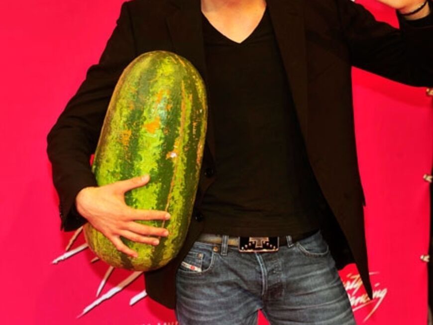 Alexander Klaws mit einer Melone aus Pappmache, die als Requisite in der Aufführung dient