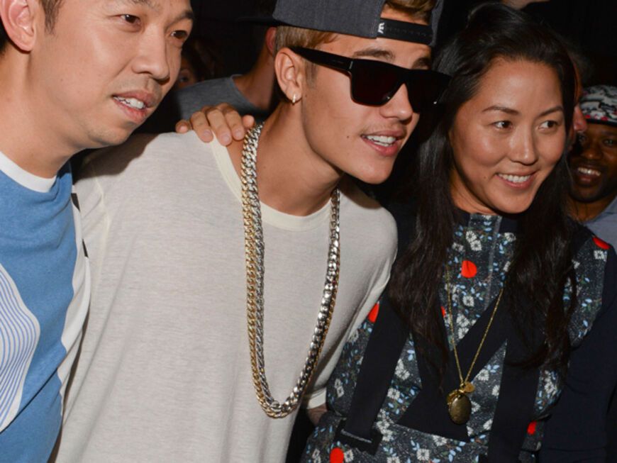 Strike a pose: Teenie-Star Justin Bieber grinste (mit Schnurbart-Flaum) in die Kameras