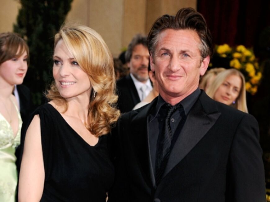 US-Star Sean Penn kam mit seiner Frau Robin Wright: Der Schauspieler wurde als bester Darsteller für seine Rolle als Politiker und Schwulen-Aktivist im Kinofilm "Milk" geehrt