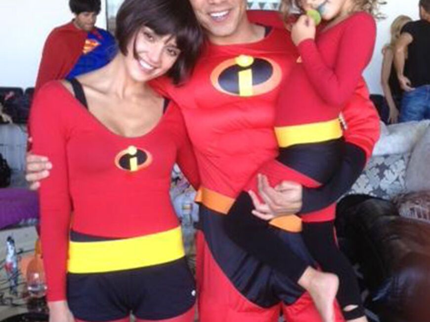 Familie Alba im Einheitslook als "The Incredibles"