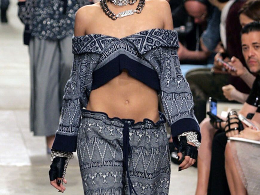 Das Model der Stunde, Cara Delevingne, zeigt bei Chanel die Wandelbarkeit des Bauchfrei-Looks. Très chic!