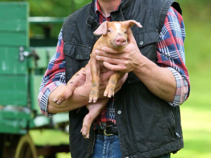 Der sensible Schweinebauer Heinrich, 50, vom Niederrhein lebt mit seiner Mutter auf einem Hof mit 580 Schweinen und zwei Hunden