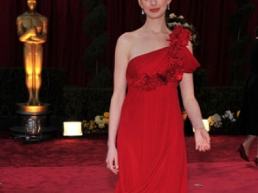 Anne Hathaway: Lady in Red: Die "Der Teufel trägt Prada"-Darstellerin entschied sich ein Kleid mit Blütenverzierung von Marchesa und Diamanten von Harry Winston