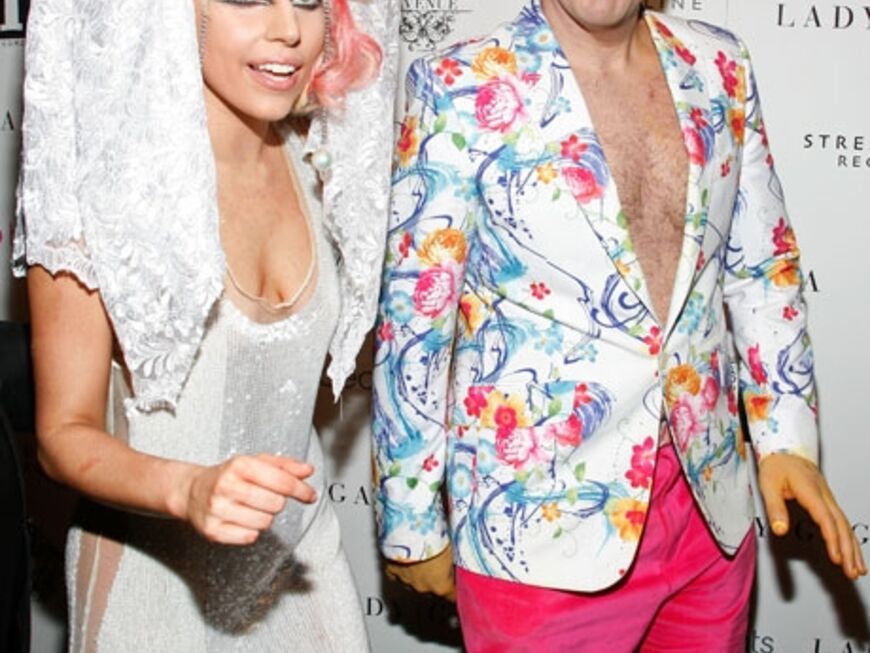 Zwei schräge Vögel haben sich gesucht und gefunden: Lady GaGa kommt gemeinsam mit Star-Blogger Perez Hilton bei den MTV Video Music Awards in New York an