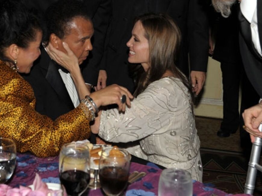 Angelina Jolie begrüßt Ex-Boxer Muhammad Ali, der an der Krankheit Parkinson leidet