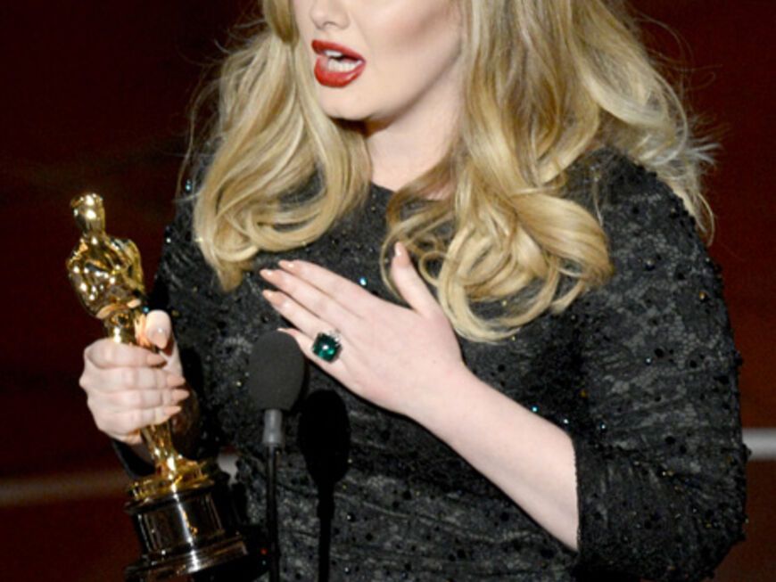 Adele gewinnt in der Kategorie "Bester Filmsong" mit ihrem Hit "Skyfall" für den gleichnamigen "James Bond"-Streifen "Skyfall". Sie ist gerührt und schluchzt bei ihrer Dankesrede ins Mikrofon
