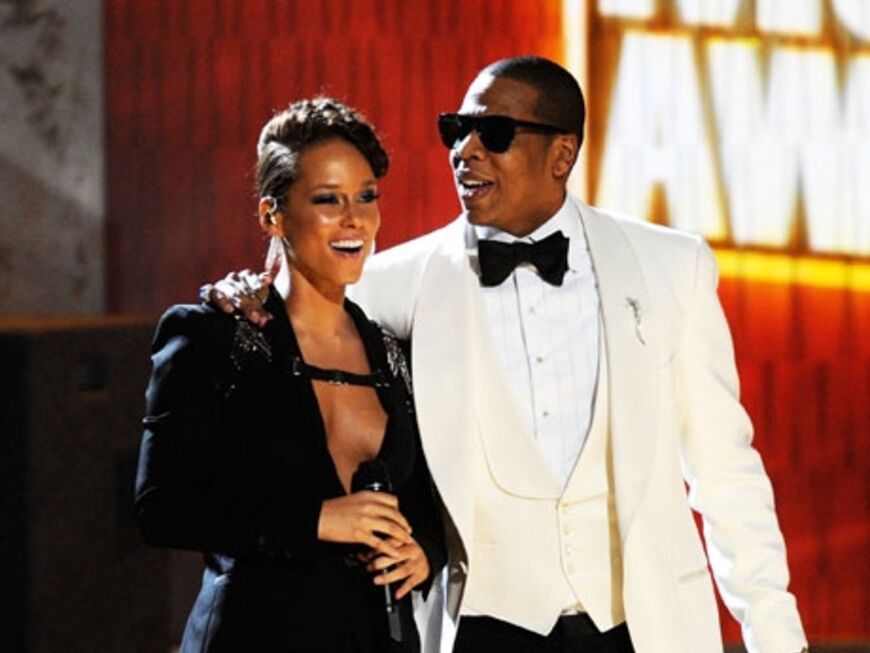 Alicia Keys steht gemeinsam mit Jay-Z auf der Bühne und performt die Single "Try Sleeping With A Broken Heart"
