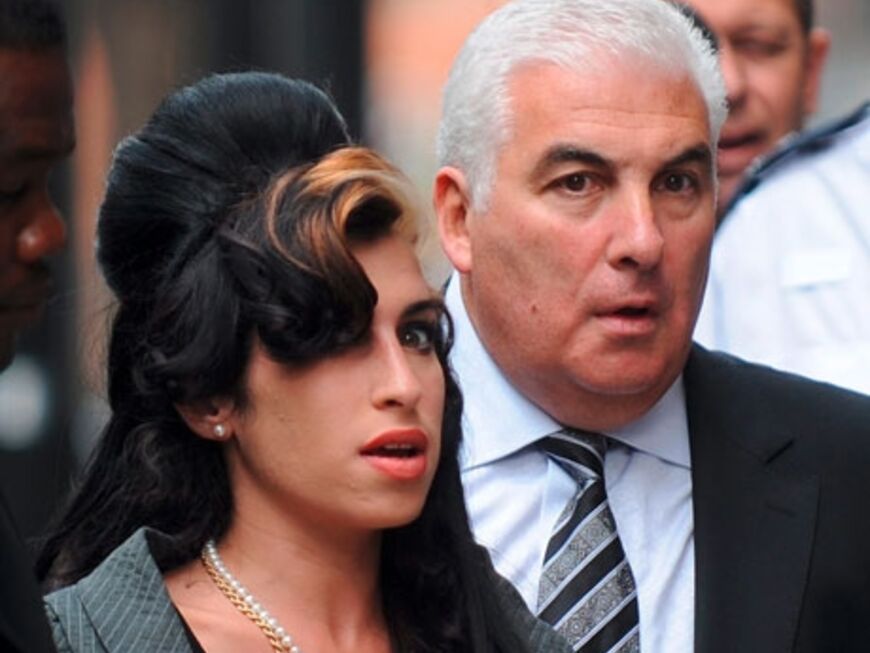 Immer an ihrer Seite: Vater Mitch Winehouse. Er unterstützt seine 25-jährige Tochter in jeder Angelegenheit und hält immer noch zu ihr