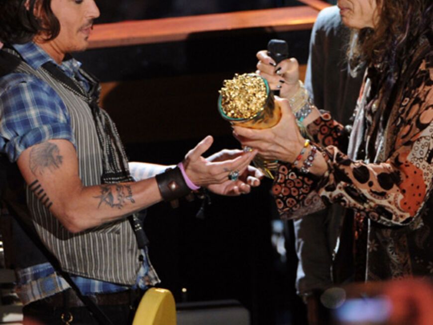 Johnny Depp bekam von Steven Tyler und Joe Perry von Aerosmith den Award für sein Lebenswerk überreicht