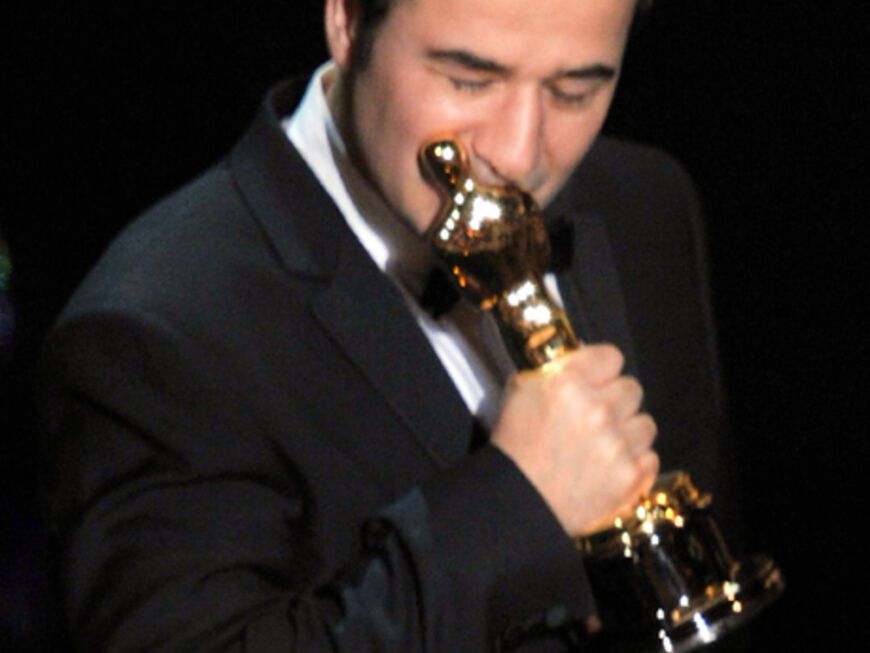Ludovic Bource küsst seinen Oscar 