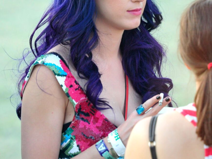 Mit inzwischen lilafarbenen Haaren: Katy Perry