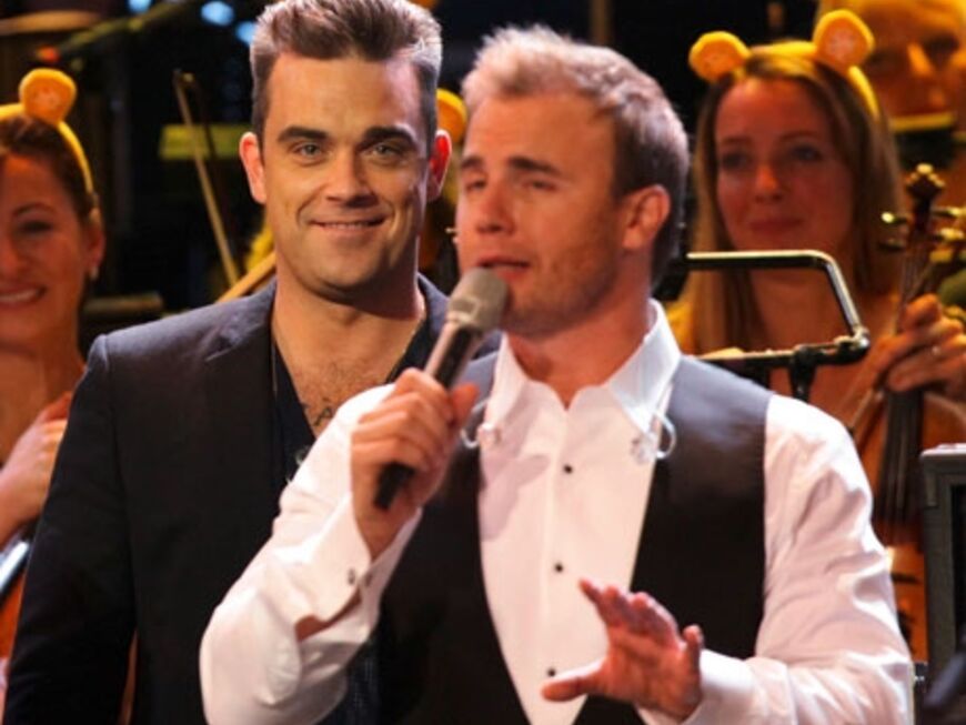 Robbie Williams genießt den gemeinsamen Auftritt. Vor wenigen Wochen ließ er sich noch ein "Take That"-Tattoo stechen