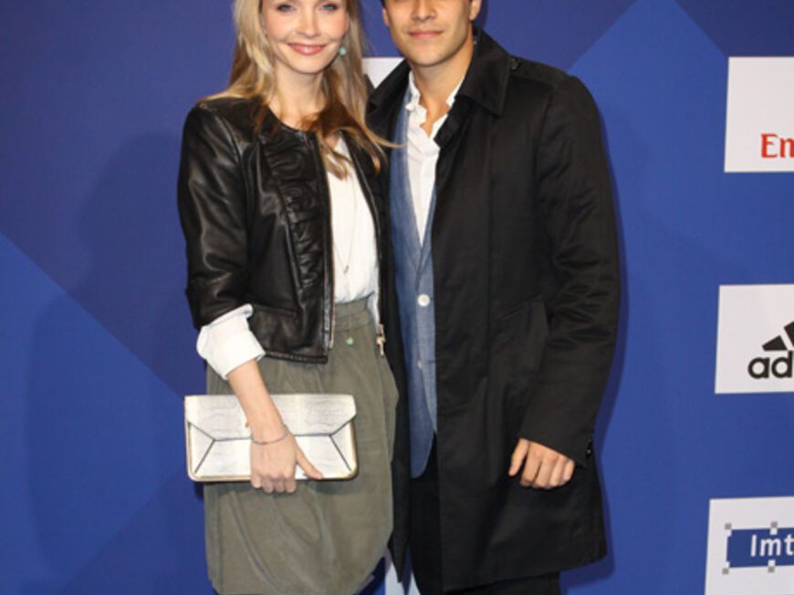 Das Schauspieler-Paar Janin Reinhardt mit Freund Kostja Ullmann zeigten sich auf dem blau-weißen Teppich