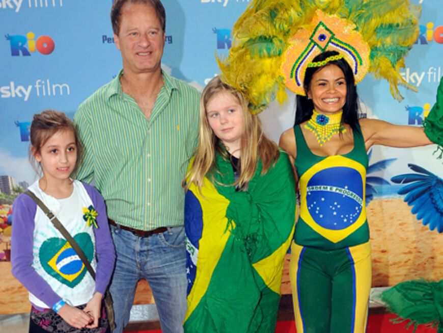 Samba-Fieber in Köln: Schauspieler Tom Gerhardt brachte seine Tochter Laura, Lauras Freundin Annika und seine Freundin Nadja da Silva mit