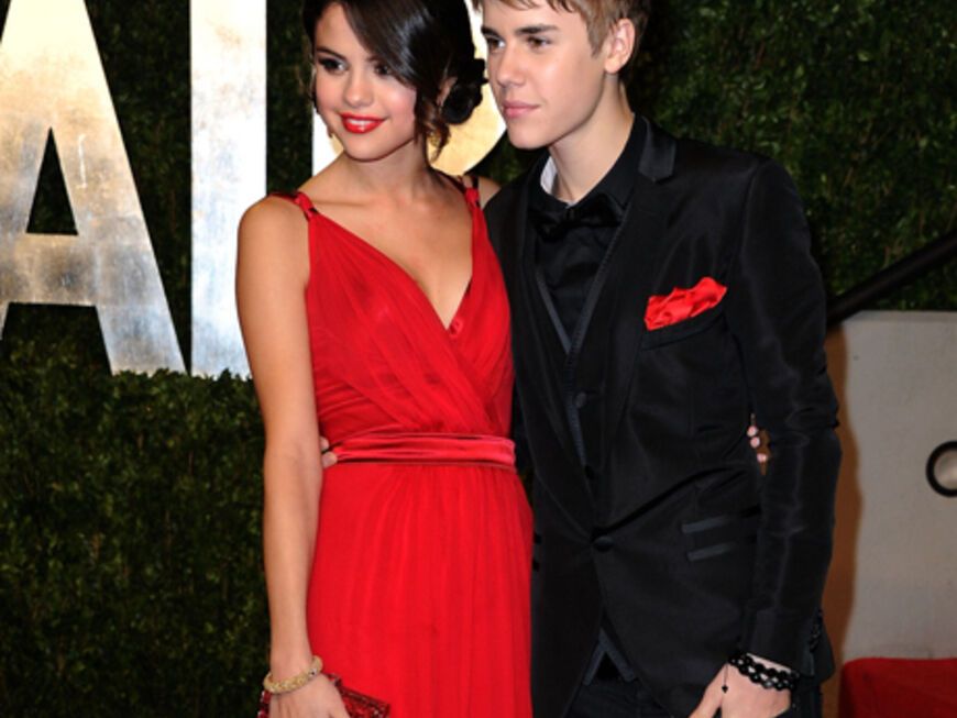Zeigten sich erstmals öffentlich als Paar bei der Vanity Fair Oscar-Party: Selena Gomez (in Dolce&Gabbana) und Teenie-Schwarm Justin Bieber