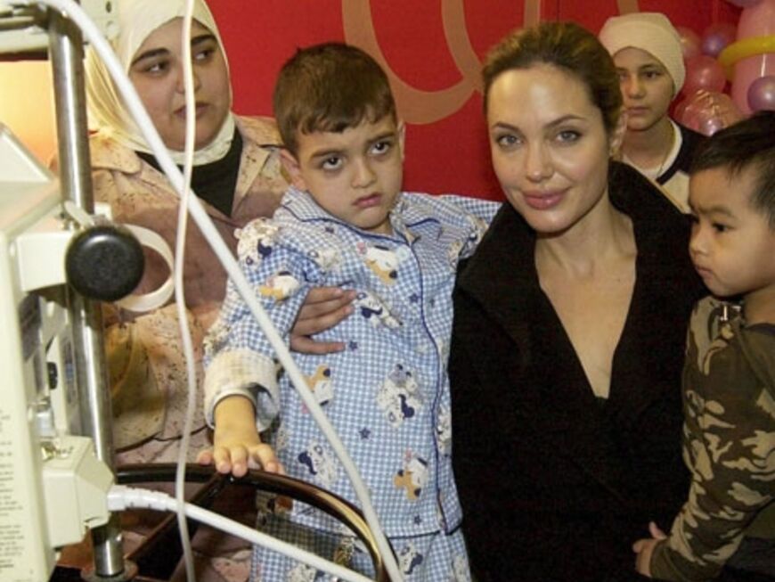 Angelina, ihr Sohn Maddox und ein krebskrankes Kind in einem Krankenkaus in Beirut