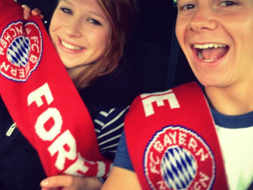 Ein Herz und eine Seele: Julia Pieper und Toni Förtsch auf dem Weg zu einem Spiel des FC Bayern München