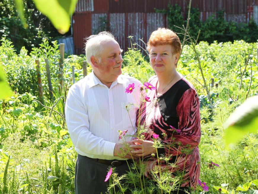 Händchenhaltend zeigt Dieter der 59-Jährigen sein Haus und seinen Hof