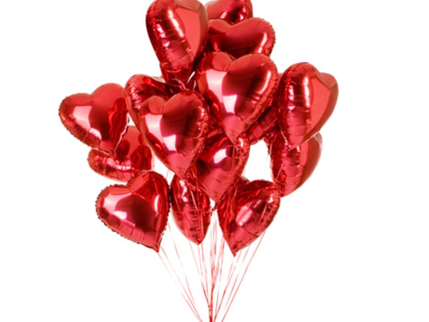 Valentinstag – der Tag der Liebe! Am 14. Februar dürfen sich Verliebte wieder was schenken. Also aufgepasst, Männer, diese Dinge lassen unsere Herzen höher schlagen! Knallrotes Beautycase von Rimowa, ca. 240 Euro