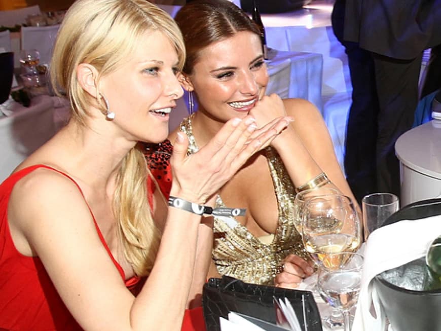 ... und zwar mit Sophia Thomalla. Die hat offenbar viel mit ihm (oder über ihn?) zu lachen