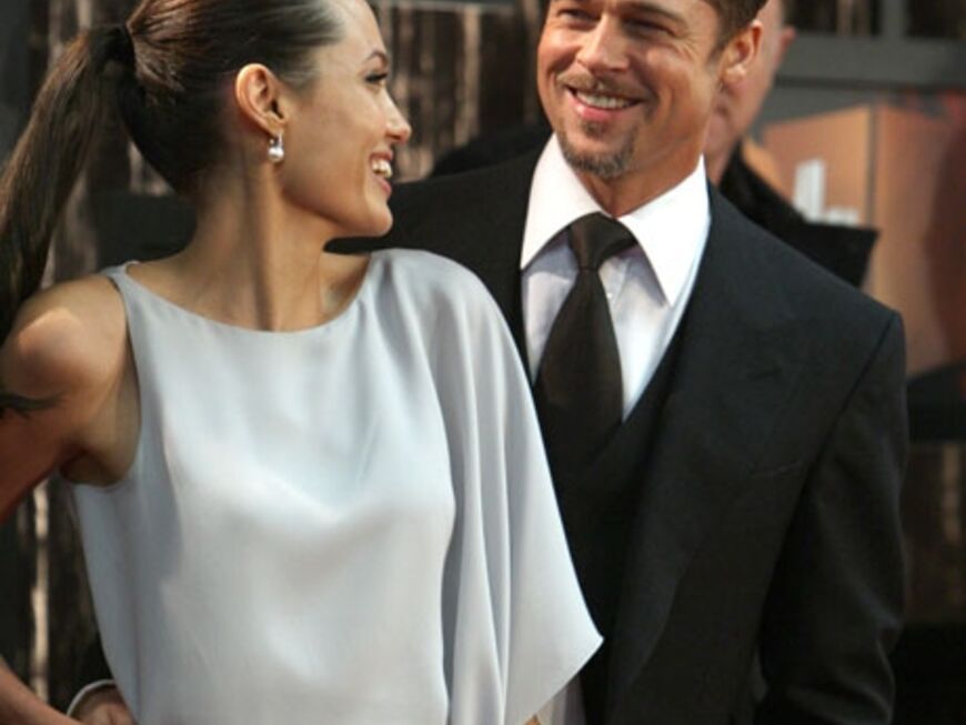 Jolie und Pitt wirkten sehr verliebt und posierten für die Fotografen auf dem roten Teppich.