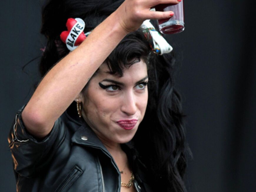 Amy Winehouse mit einem Drink