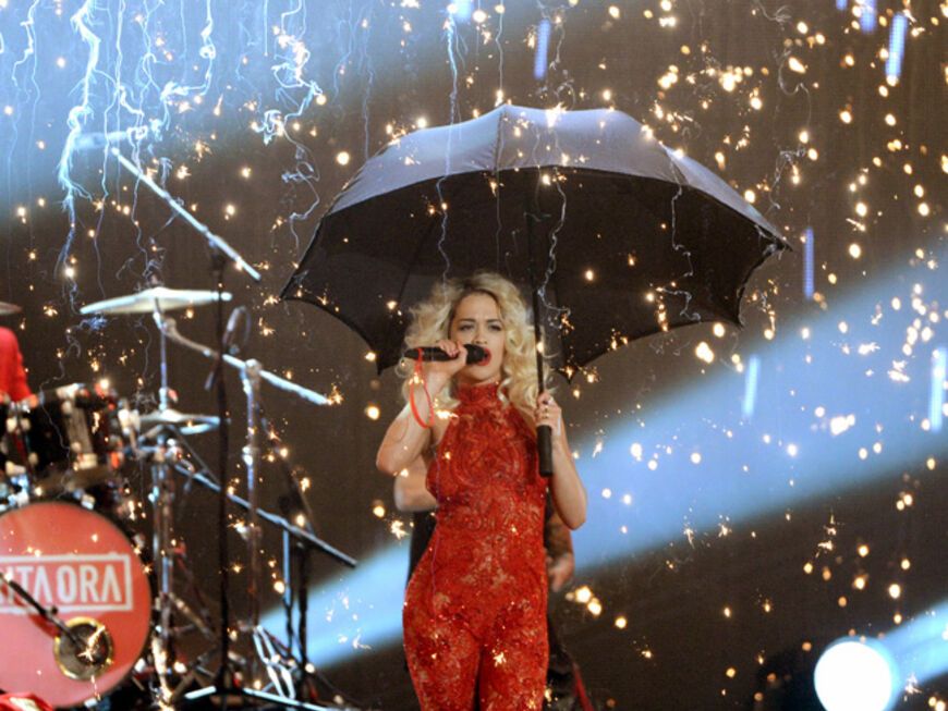Under my umbrella: Rita Ora performte im Funken-Regen