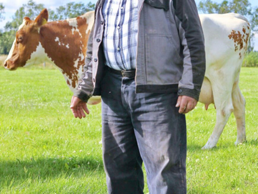 Der einsame Kuhbauer Dieter, 60, lebt alleine auf seinem Hof in Niedersachsen. Um Milchkühe, Rinder und drei Katzen muss sich der liebevolle Milchbauer ganz alleine kümmern
