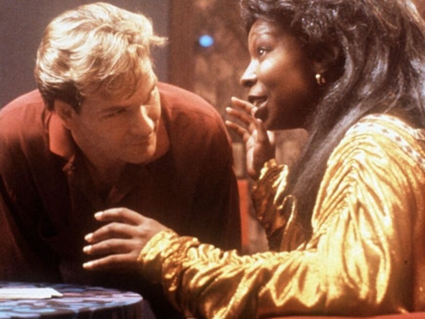 1990 gelingt Patrick Swayze sein Comeback. Er spielt an der Seite von Demi Moore und Whoopi Goldberg in dem Liebesfilm "Ghost - Nachricht von Sam"