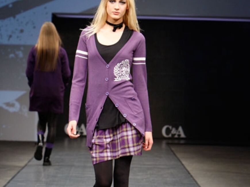 Mandy zeigt die Clockhouse-Mode der Herbst-Winter-Kollektion 2009/2010